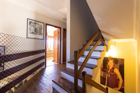 Casa de condomínio para alugar com 360m², 5 quartos e 5 vagas Casa de condomínio para alugar com 360m², 5 quartos e 5 vagasEscadas entre andares