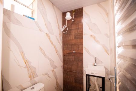 Banheiro de kitnet/studio para alugar com 1 quarto, 12m² em Aparecida 7ª Seção, Belo Horizonte