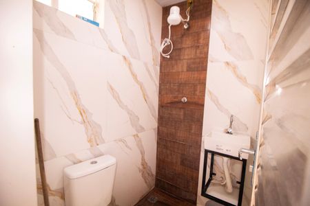 Banheiro de kitnet/studio para alugar com 1 quarto, 12m² em Aparecida 7ª Seção, Belo Horizonte