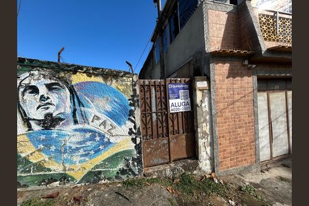 Fachada + placa de casa para alugar com 2 quartos, 70m² em Encantado, Rio de Janeiro