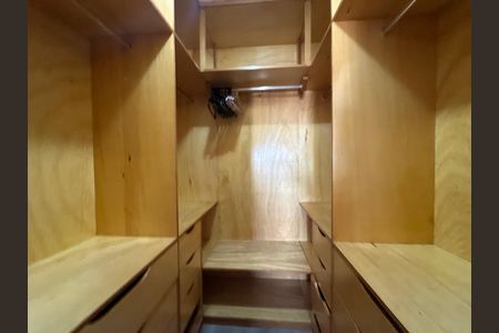 Apartamento para alugar com 107m², 3 quartos e 2 vagas Apartamento para alugar com 107m², 3 quartos e 2 vagasCloset da suíte