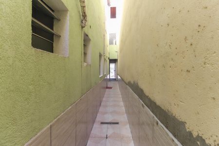 Corredor Externo de casa para alugar com 1 quarto, 45m² em Vila Carmosina, São Paulo