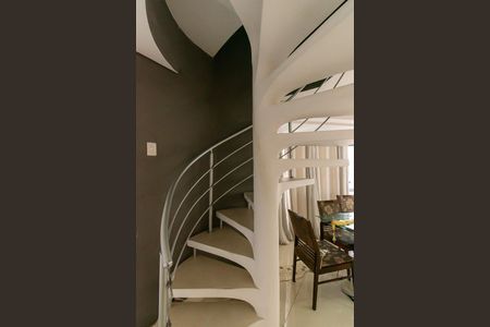 Apartamento à venda com 115m², 3 quartos e 2 vagas Apartamento à venda com 115m², 3 quartos e 2 vagasEscada