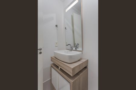 Banheiro de apartamento para alugar com 3 quartos, 63m² em Jardim Itu, Porto Alegre