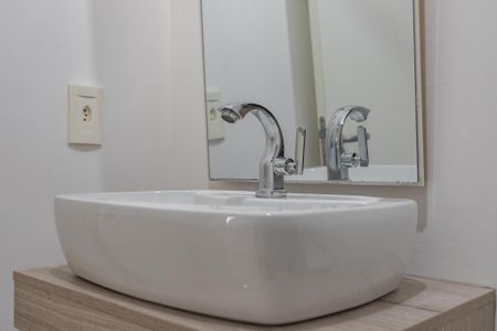 Banheiro de apartamento para alugar com 3 quartos, 63m² em Jardim Itu, Porto Alegre