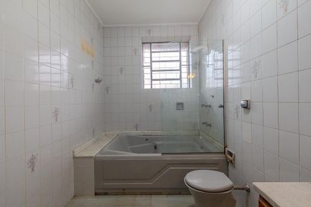 Banheiro Suíte 1 de casa à venda com 3 quartos, 220m² em Partenon, Porto Alegre