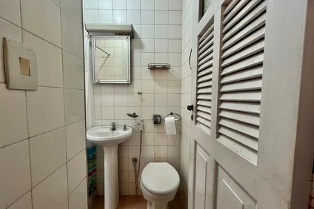 Banheiro de serviço de apartamento à venda com 3 quartos, 120m² em Gávea, Rio de Janeiro