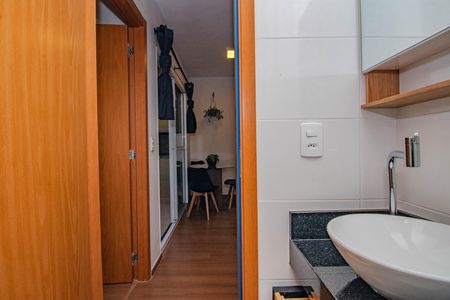 Banheiro de apartamento para alugar com 2 quartos, 49m² em Humaitá, Porto Alegre