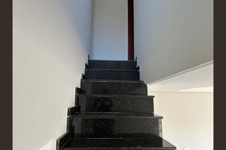 Casa para alugar com 130m², 3 quartos e 2 vagas Casa para alugar com 130m², 3 quartos e 2 vagasEscada