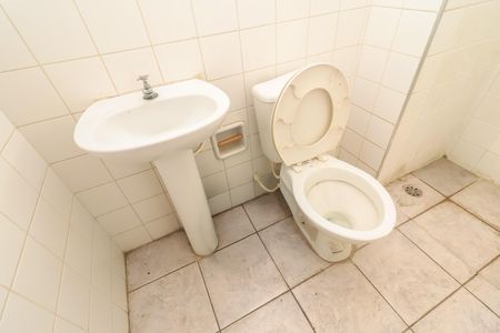 Banheiro social de apartamento para alugar com 2 quartos, 45m² em Guaianases, São Paulo