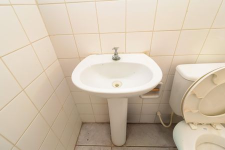 Banheiro social de apartamento para alugar com 2 quartos, 45m² em Guaianases, São Paulo