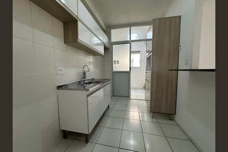 Cozinha de apartamento para alugar com 3 quartos, 80m² em Jardim Tupanci, Barueri