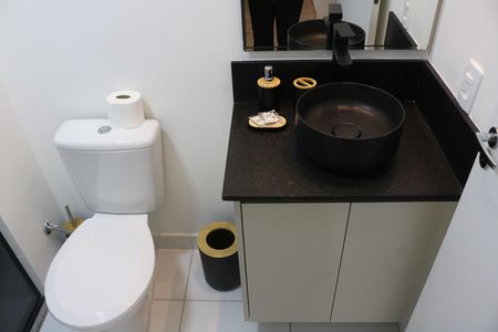 Banheiro de apartamento à venda com 1 quarto, 25m² em Parque Industrial Tomas Edson, São Paulo