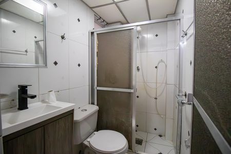 Banheiro de apartamento para alugar com 2 quartos, 50m² em Ramos, Rio de Janeiro