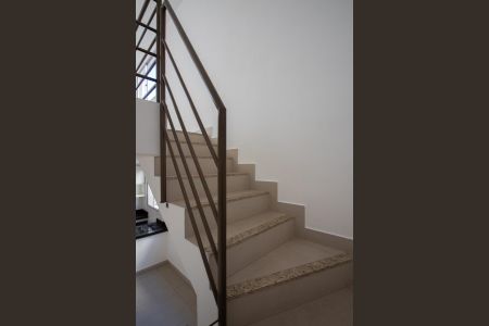 Apartamento para alugar com 80m², 2 quartos e 2 vagas Apartamento para alugar com 80m², 2 quartos e 2 vagasEscada