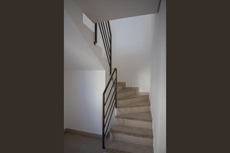 Apartamento para alugar com 80m², 2 quartos e 2 vagas Apartamento para alugar com 80m², 2 quartos e 2 vagasEscada