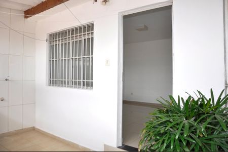 Casa para alugar com 75m², 2 quartos e 1 vaga Casa para alugar com 75m², 2 quartos e 1 vagaDetalhe - Varanda e Área de Serviço
