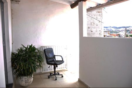 Casa para alugar com 75m², 2 quartos e 1 vaga Casa para alugar com 75m², 2 quartos e 1 vagaDetalhe - Varanda e Área de Serviço