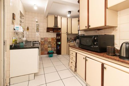 Casa à venda com 240m², 4 quartos e 3 vagas Casa à venda com 240m², 4 quartos e 3 vagasCozinha - Armários