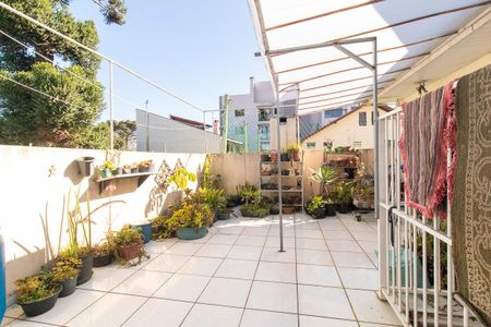 Casa à venda com 240m², 4 quartos e 3 vagas Casa à venda com 240m², 4 quartos e 3 vagasVaranda