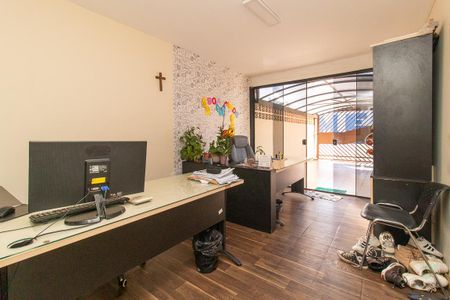Casa à venda com 240m², 4 quartos e 3 vagas Casa à venda com 240m², 4 quartos e 3 vagasEscritório