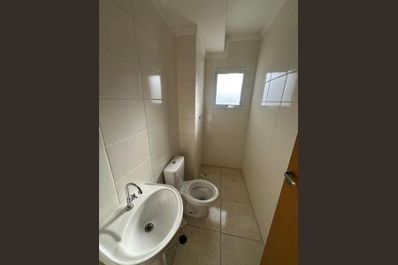 Banheiro de apartamento para alugar com 2 quartos, 46m² em Parque Sao Vicente, São Vicente
