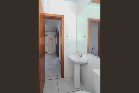 Banheiro social de casa de condomínio para alugar com 2 quartos, 51m² em Restinga, Porto Alegre