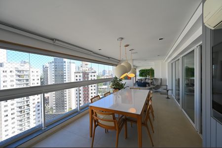 Apartamento à venda com 270m², 3 quartos e 4 vagasVaranda