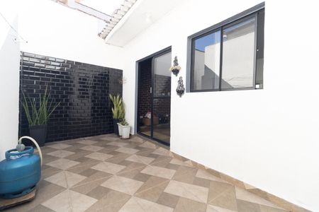 Quintal de casa à venda com 3 quartos, 166m² em Vila Santo Estefano, São Paulo