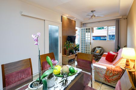 Casa de condomínio para alugar com 200m², 3 quartos e 2 vagas