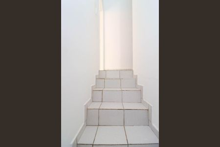 Escada de casa à venda com 2 quartos, 102m² em Jardim Maria Virginia, São Paulo