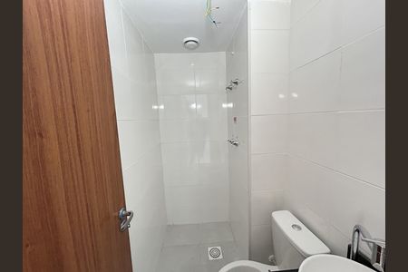 Banheiro de apartamento para alugar com 2 quartos, 48m² em Del Castilho, Rio de Janeiro