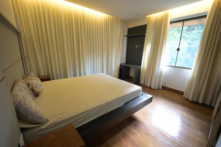 Casa de condomínio à venda com 1600m², 5 quartos e 4 vagas
