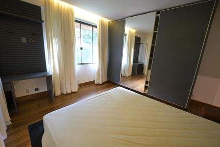 Casa de condomínio à venda com 1600m², 5 quartos e 4 vagas