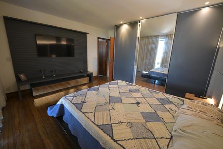Casa de condomínio à venda com 1600m², 5 quartos e 4 vagas