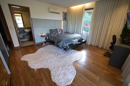 Casa de condomínio à venda com 1600m², 5 quartos e 4 vagas