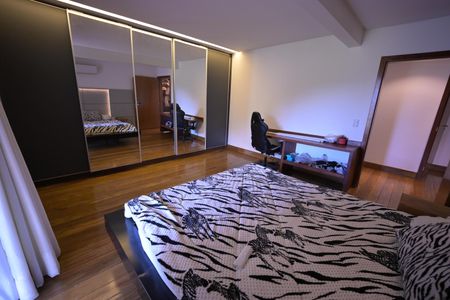 Casa de condomínio à venda com 1600m², 5 quartos e 4 vagas