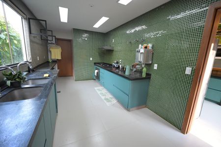 Casa de condomínio à venda com 1600m², 5 quartos e 4 vagas