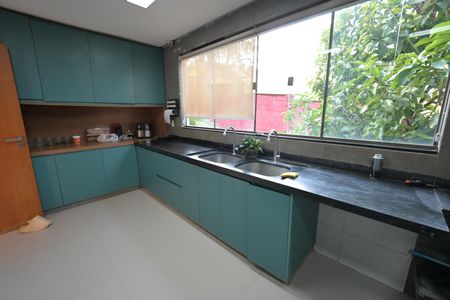 Casa de condomínio à venda com 1600m², 5 quartos e 4 vagas