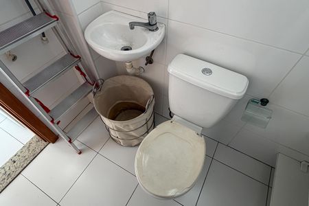 Banheiro de serviço de apartamento para alugar com 1 quarto, 53m² em Vila Belmiro, Santos