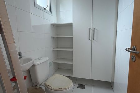 Banheiro de serviço de apartamento para alugar com 1 quarto, 53m² em Vila Belmiro, Santos