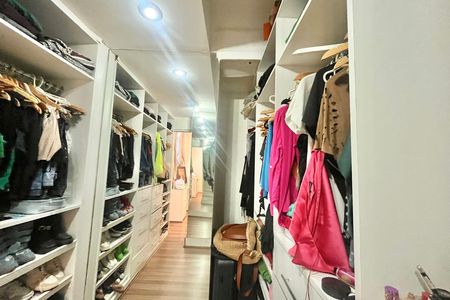 Apartamento à venda com 180m², 4 quartos e 1 vaga Apartamento à venda com 180m², 4 quartos e 1 vagaCloset da suíte