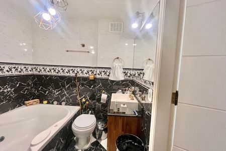 Apartamento à venda com 180m², 4 quartos e 1 vaga Apartamento à venda com 180m², 4 quartos e 1 vagaBanheiro da Suíte