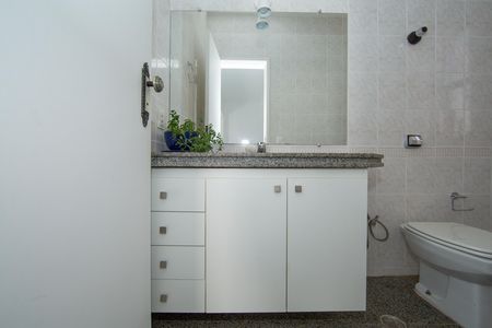 Apartamento para alugar com 240m², 3 quartos e 3 vagas Apartamento para alugar com 240m², 3 quartos e 3 vagasBANHEIRO3