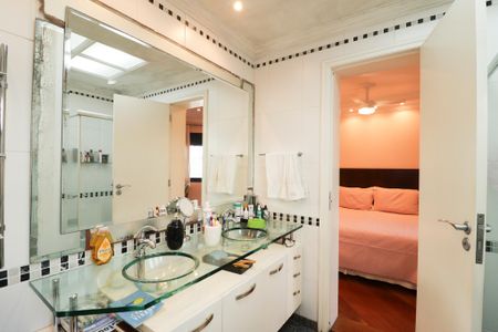 Apartamento à venda com 150m², 3 quartos e 3 vagasBanheiro da Suíte 1