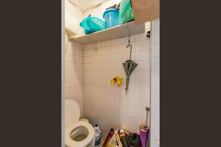 Banheiro de serviço de apartamento para alugar com 1 quarto, 67m² em Vila Romana, São Paulo