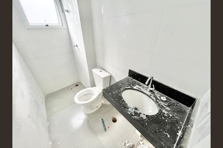 Banheiro social de apartamento à venda com 1 quarto, 32m² em Jardim Primavera, São Paulo