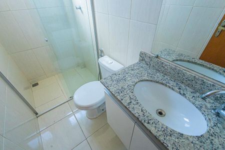 banheiro de apartamento para alugar com 2 quartos, 70m² em Santa Rosa, Belo Horizonte