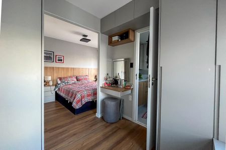 Apartamento à venda com 74m², 2 quartos e 1 vaga Apartamento à venda com 74m², 2 quartos e 1 vagaCloset da suíte
