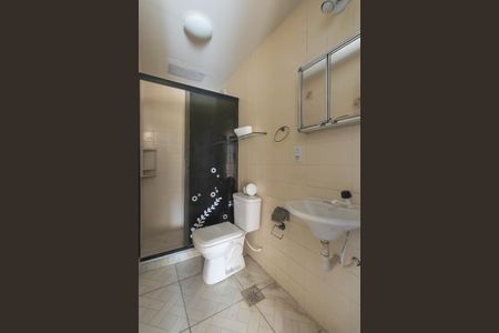 Banheiro de apartamento para alugar com 2 quartos, 60m² em Colubandê, São Gonçalo